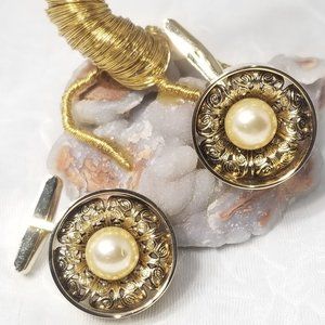 VINTAGE GOLD TONE PEARL SIGNED PAT. PEND. CUFFLINK